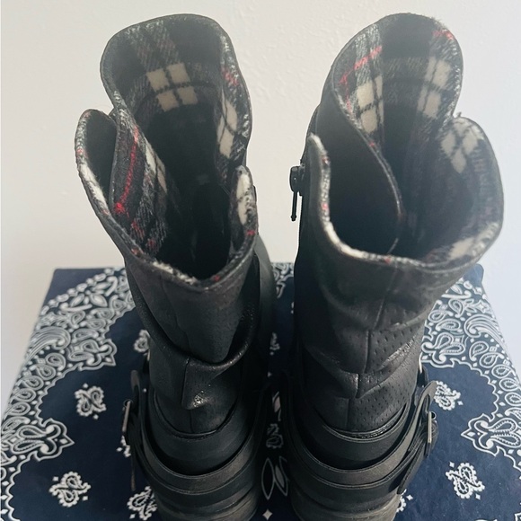 Tan high boots size 8 1/2
Black mid boots size 8 - Picture 7 of 8